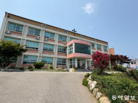 지난달 27일 입구에서 찍은 갈바리의원. 주택가 사이 터를 잡고 3층 건물이 올려져 있다. 강릉=서영아 기자 sya@donga.com