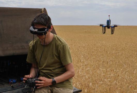 2024년 6월 14일, 65여단 소속 우크라이나 군인이 우크라이나 자포리지아 지역 최전선에서 드론을 조종하고 있다. AP 뉴시스