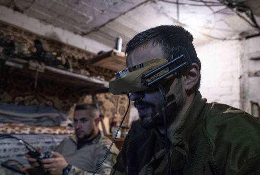 우크라이나 병사가 5월 23일 한 벙커에서 FPV 드론을 조종해 러시아 진지를 공격하고 있다. 우크라이나군이 언론에 제공한 사진이다. AP 뉴시스