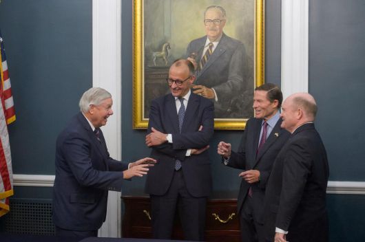 왼쪽부터 린지 그레이엄 상원의원, 메르츠 총리, 리처드 블루먼솔 상원의원, 크리스 쿤스 상원의원. 워싱턴=AP 뉴시스