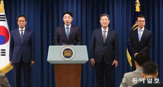 강훈식 대통령비서실장이 8일 서울 용산 대통령실청사 브리핑룸에서 인선 발표를 하고 있다. (왼쪽부터) 정무수석에 우상호 , 강 비서실장, 민정수석 오광수, 홍보수석 이규연. 대통령실 사진기자단