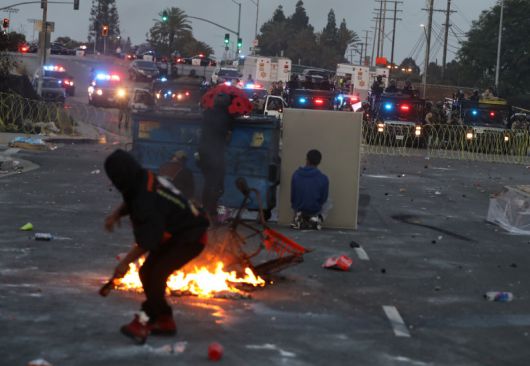 같은 날 시위대가 상점에서 약탈한 카트를 불태우며 경찰과 대치하고 있다. 전날부터 이어진 대규모 시위에 백악관 측은 “주 방위군 2000명을 투입하겠다”며 강경 진압을 예고했다. 신화 뉴시스