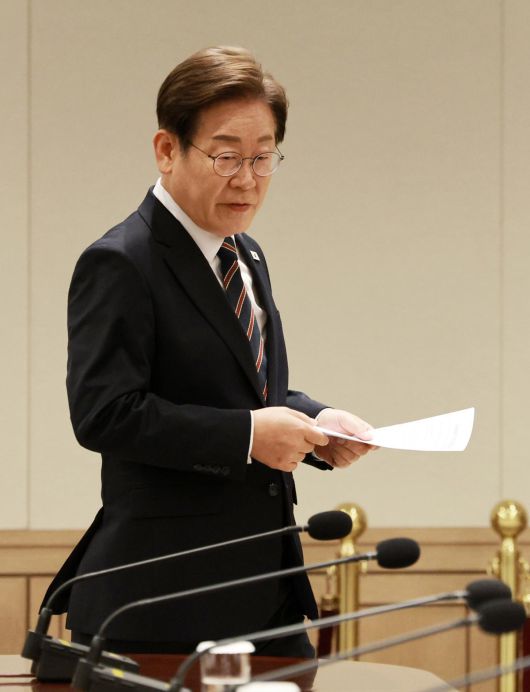 이재명 대통령이 9일 서울 용산구 대통령실 청사에서 열린 2차 비상경제점검 태스크포스(TF)회의에 입장하고 있다. 2025.06.09. 뉴시스