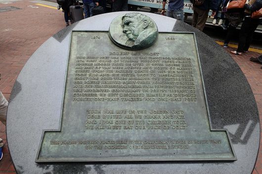 미국 캘리포니아주 샌프란시스코에 위치한 프로스트의 명판. 하단에는 ‘프로스트의 캘리포니아 친구들이 그의 100번째 생일을 기념해 이곳에 설치했다’고 쓰여 있다. 사진 출처 위키미디어