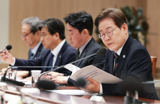이재명 대통령이 9일 서울 용산구 대통령실에서 열린 2차 비상경제점검 태스크포스(TF) 회의를 주재하며 자료를 살펴보고 있다. 이 대통령은 이날 물가 대책 마련의 시급성을 강조하며 “라면 한 개에 2000원(도) 한다는데 진짜냐”라고 묻기도 했다. 뉴시스
