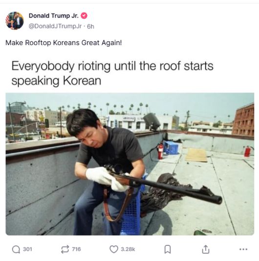 트럼프 장남이 SNS에 올린 ‘1992년 폭동에 맞선 한인’ 사진 도널드 트럼프 미국 대통령의 장남 트럼프 주니어가 9일 트루스소셜에 “루프톱의 코리안을 다시 위대하게!”라는 글과 사진을 올렸다. 1992년 로스앤젤레스 폭동 당시 상점을 지키기 위해 옥상에 올랐던 무장 한인을 통해 트럼프 2기 행정부의 시위대 강경 진압을 정당화하려는 의도로 보인다. 트럼프 주니어 트루스소셜 캡처