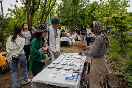 제주 서귀포시 카페베케 정원에서 진행된 ‘일상이 공예’ 마켓(귤림공방).      한국공예디자인문화진흥원 제공