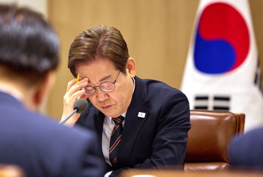 이재명 대통령이 9일 서울 용산구 대통령실 청사에서 열린 비상경제점검 TF 2차 회의에서 생각에 잠겨 있다. (대통령실 제공) 2025.6.9.뉴스1