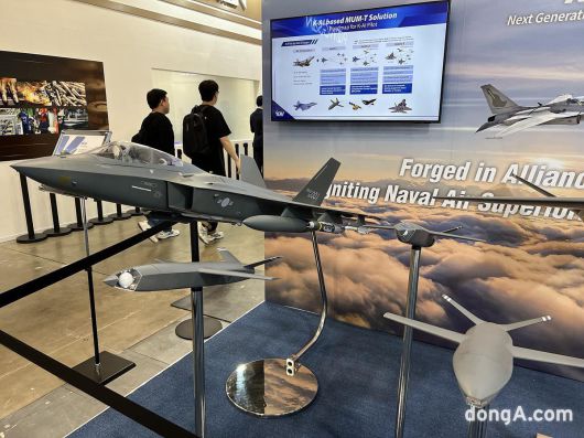 KAI KF-21과 무인기 모형