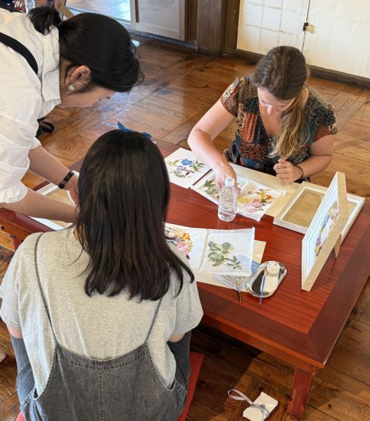 지난달 16∼25일 열린 국내 최대 공예 축제인 ‘2025 공예주간’은 전국에서 17만 명의 참관객이 몰리는 등 성황리에 막을 내렸다. 서울 남산골한옥마을 공예 체험 프로그램. 한국공예디자인문화진흥원 제공