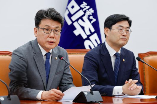 진성준 더불어민주당 정책위의장이 22일 오전 서울 여의도 국회에서 열린 원내대책회의에 참석해 모두 발언하고 있다. 2025.4.22.뉴스1