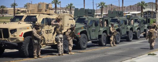 LA로 출동 준비하는 美 해병대 9일 미 해병대 제1해병사단 소속 군인 약 700명이 불법 이민자 단속 및 추방 작전에 반발하는 시위를 진압하기 위해 캘리포니아주 로스앤젤레스(LA)로 출동 준비를 하고 있다. 앞서 도널드 트럼프 대통령은 7일 주방위군 2000명을 LA에 투입하라고 명령한 데 이어 이날 주방위군 2000명 증원을 추가로 지시했다. 사진 출처 미국 북부 사령부 X