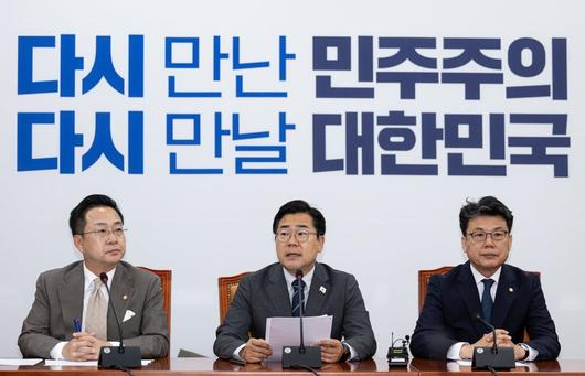 박찬대 더불어민주당 대표 직무대행 겸 원내대표가 10일 오전 서울 여의도 국회에서 열린 원내대책회의에서 발언을 하고 있다. 2025.6.10/뉴스1