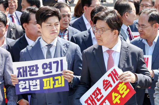 김용태 국민의힘 비상대책위원장(왼쪽)과 권성동 원내대표가 11일 오전 서울 서초구 서울중앙지방법원 앞에서 열린 ‘헌법 파괴 저지를 위한 현장 의원총회’에 참석해 나란히 서 있다. 2025.6.11/뉴스1