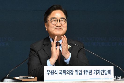 우원식 국회의장이 11일 서울 여의도 국회 사랑재에서 열린 취임 1주년 기자간담회에서 박수를 치고 있다. 사진공동취재단·이훈구 기자 ufo@donga.com