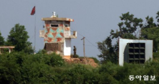 12일 경기 파주 임진강변에서 바라본 북한 초소 모습. 인공기와 대남 확성기 등과 소총을 멘 경비병이 보인다. 신원건 기자 laputa@donga.com