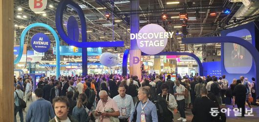 11일(현지 시간)  개막한 ‘비바테크’에서 젠슨 황 엔비디아 최고경영자(CEO)  강연장에 들어가지 못한 관람객들이 대형 스크린을 통해 강연을 지켜보고 있다.  파리=조은아 특파원 achim@donga.com