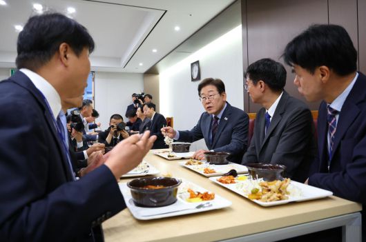 이재명 대통령이 12일 서울 용산 대통령실청사 직원식당에서 사진 및 영상기자들과 오찬을 갖고 있다. 대통령실사진기자단