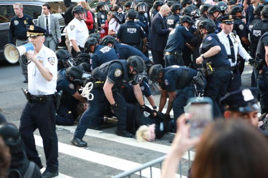 LA서도 뉴욕서도… 시위대-경찰 충돌 10일(현지 시간) 미국 캘리포니아주 로스앤젤레스에서 당국의 대규모 불법 이민자 단속에 반대하는 시위대와 경찰들이 몸싸움을 하며 충돌하고 있다(위쪽 사진). 같은 날 뉴욕에서도 시위대와 경찰이 거세게 충돌했다. 6일부터 로스앤젤레스에서 시작된 이번 시위는 수도 워싱턴, 샌프란시스코, 애틀랜타, 오스틴 등 미 전역으로 번지고 있다. 로스앤젤레스=AP 뉴시스·뉴욕=신화 뉴시스