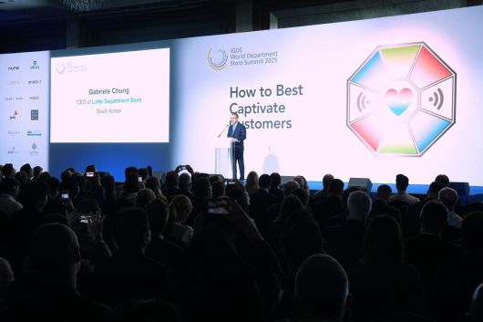 롯데백화점이 IGDS와 함께 공동 주최한 WDSS 2025의 개회사에 나선 정준호 롯데백화점 대표