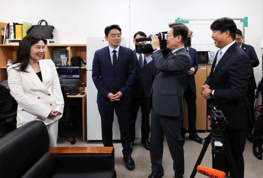 이재명 대통령이 12일 서울 용산 대통령실 청사 영상기자실에서 ENG카메라를 메고 강유정 대변인을 촬영하고 있다. 대통령실사진기자단