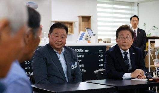 이재명 대통령이 13일 경기도 파주시 장단면 행정복지센터에서 열린 주민 간담회에서 발언을 듣고 있다. 뉴시스