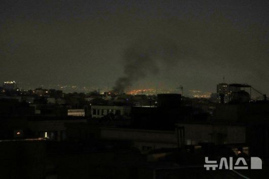 13일(현지 시간) 이란 테헤란에서 검은 연기가 치솟고 있다. 이날 이스라엘은 “이란 전역의 핵 프로그램과 기타 군사시설 관련 목표물 수십 개를 공격하고 있다”며 이란에 대한 선제 공격을 발표했다. 2025.06.13. [테헤란=AP/뉴시스]