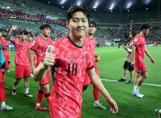 대한민국 축구 국가대표팀 이강인이 10일 서울월드컵경기장에서 쿠웨이트와의 2026 북중미 월드컵 아시아 3차 예선 최종전에서 승리한 뒤 열린 11회 연속 월드컵 본선 진출 축하 행사에서 카메라를 보며 미소를 짓고 있다. 뉴스1