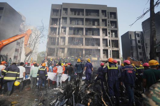 12일(현지 시간) 인도 구자라트주 아마다바드에서 발생한 여객기 추락 사고 현장에서 수색·구조대가 작업하고 있다. 이날 오후 아마다바드 공항에서 이륙한 영국행 에어인디아 AI171편 여객기가 추락해 탑승자 242명 가운데 1명을 제외한 전원이 숨졌으며, 추락 현장의 학생 등 약 50명도 사망한 것으로 전해졌다. 2025.06.13. 아마다바드=AP/뉴시스