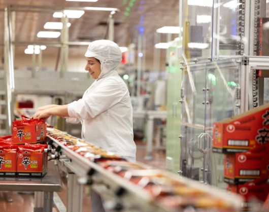 지난해 미국 캘리포니아주 랜초쿠커멍가에 있는 농심 제2공장 내 신라면 포장 라인에서 근로자가 작업하고 있다. 농심 제공