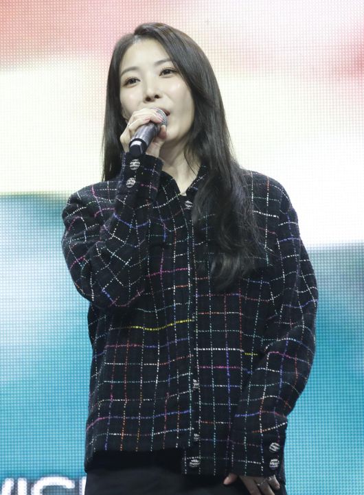 가수 보아(사진)를 비방하는 낙서를 서울 시내 곳곳에 남긴 30대 여성이 CCTV에 포착돼 경찰에 체포됐다. 팬들이 자발적으로 낙서를 지우는 가운데, SM엔터테인먼트는 “선처 없이 강경 대응”하겠다고 밝혔다. ⓒ News1