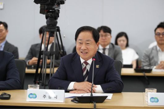 주광덕 남양주시장이 13일 오전 경기도청 5층 서희홀에서 열린 카카오, AI 기반 디지털 허브 건립 투자협약에서 인사말을 하고 있다. 남양주시 제공