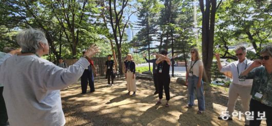 11일 서울 강남구 봉은사에서 열린 ‘나무 에너지를 느끼는 감각을 깨워 보세요’ 워크숍 참가자들이 프랑스에서 온 명상 교육자의 안내에 따라 체험을 하고 있다. 김선미 기자 kimsunmi@donga.com