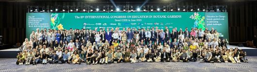 폐막식이 끝나고 총회 참가자들이 모두 무대에 올라 기념사진을 촬영했다. 국립수목원 제공