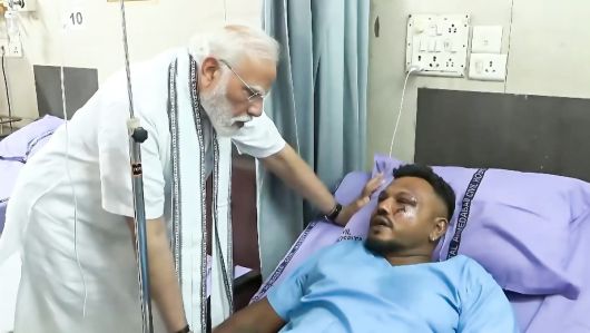 모디 총리, 유일하게 살아남은 영국인 생존자 병원 찾아가 13일(현지 시간) 나렌드라 모디 인도 총리(왼쪽)가 인도 서부 구자라트주 아마다바드의 병원을 찾아가 전날 에어인디아 항공기 추락 사고에서 유일하게 살아남은 영국인 생존자를 살펴보고 있다. 아마다바드=신화 뉴시스