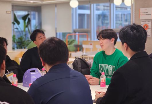 배규태 대표이사(오른쪽)가 서울대 벤처투자 동아리 학생들에게 자신의 창업 경험을 나누고 있다. 토글캠퍼스 제공