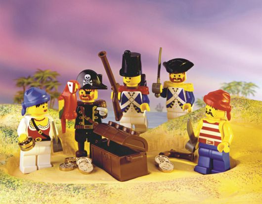 ‘레고 이야기’는 덴마크의 장난감 기업 ‘레고’ 가문이 겪은 위기와 극복의 역사를 다룬다. 1989년 출시된 해적 시리즈는 웃는 얼굴의 미니 피규어에서 벗어나 성공을 거둔 도전으로 꼽힌다. 민음사 제공