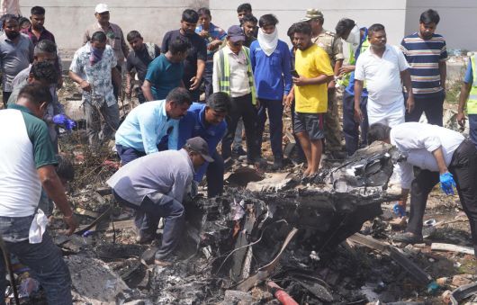 12일 오후 1시 39분경 아마다바드 공항을 떠나 영국 런던으로 향하던 에어인디아 ‘AI171’편은 이륙 직후 공항 근처 주택가에 추락했다. 현재까지 242명 탑승객 중 생존자는 단 1명인 것으로 알려진 가운데 구조작업이 진행되고 있다. AP=뉴시스
