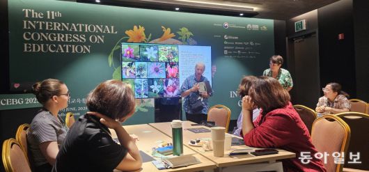 9일 열린  ‘참여형 예술: 식물에 대한 시각적 대화’ 워크숍. 한 참여자가 자신이 상상한 식물을 설명하고 있다. 김선미 기자 kimsunmi@donga.com