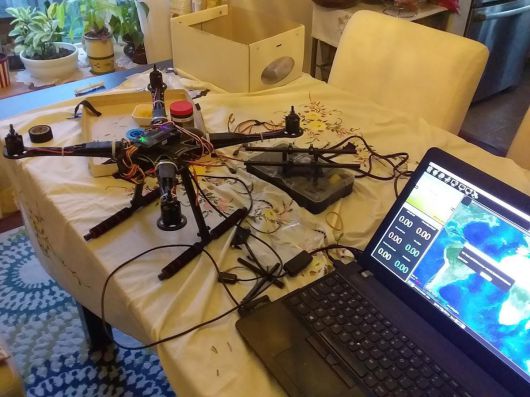 배규태 대표이사가 캐나다 고교 시절 그 지역 농부들에게 개조해 팔았던 농작물 감시용 드론. 토글캠퍼스 제공