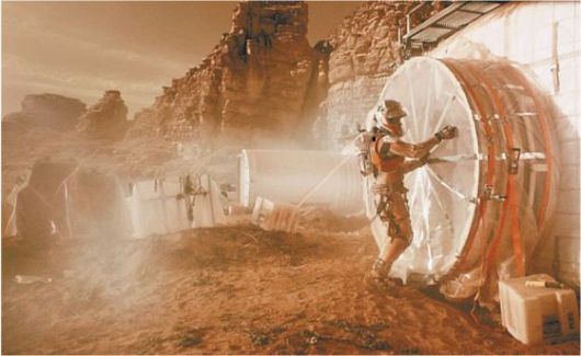 화성에 홀로 남겨진 주인공 우주인의 생존을 위한 고군분투를 그린 영화 ‘마션’(2015). 이십세기폭스코리아 제공