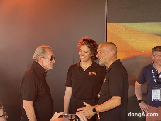 전 르망24시 드라이버인 재키 익스 제네시스마그마레이싱 레이싱어드바이저(왼쪽)가 새롭게 합류한 가브리엘 타퀴니 스포츠티렉터(오른쪽), 아누크 아바디 팀매니저와 대화를 나누고 있다.