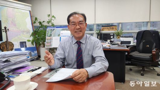 조병길 부산 사상구청장은 12일 사상구 집무실에서 동아일보와 가진 인터뷰에서 “장마철을 앞두고 부산도시철도 사상~하단선 공사 현장에서 추가 싱크홀이 발생하지 않게 최선의 노력을 기울이고 있다”고 말했다. 김화영 기자 run@donga.com