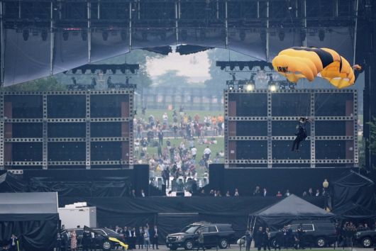 미 육군 낙하전문팀 골든 나이츠가 낙하산을 타고 내려오는 퍼포먼스를 펼치고 있다. 워싱턴=AP 뉴시스