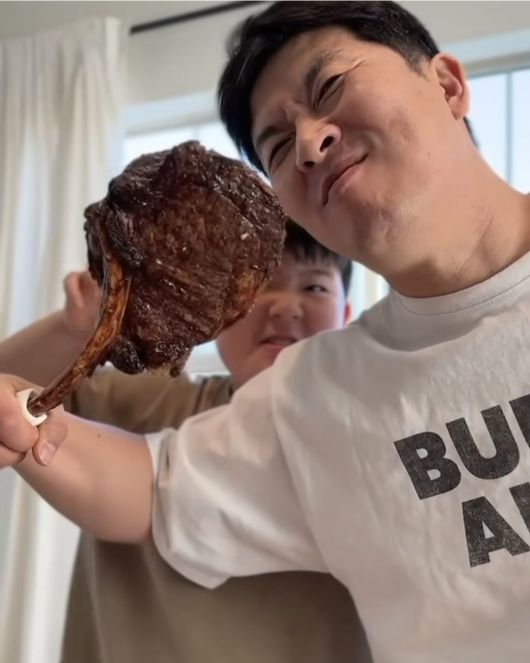 김병현이 토마호크 스테이크를 손에 들고 익살스러운 표정을 짓고 있다. 김병현 인스타그램