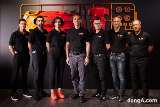 (왼쪽부터) 워렌 쉑터 제네시스마그마레이싱(GMR) 마케팅 매니저, 저스틴 테일러 GMR 최고엔지니어, 아누크 아바디 GMR 팀매니저, 시릴 아비테불 현대모터스포츠법인장 겸 GMR 총감독, 프랑수아-자비에 드메종 GMR 기술디렉터, 가브리엘 타퀴니 GMR 스포츠디렉터, 미아 샤리즈만 GMR 드라이버프로그램어드바이저