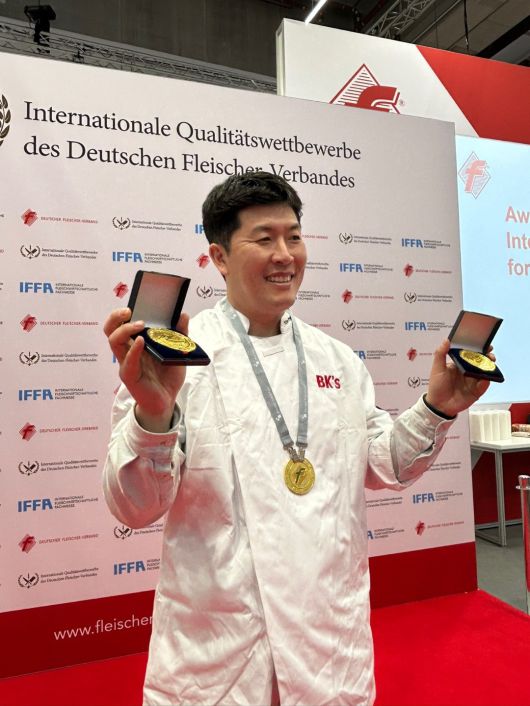 지난달엔 독일에서 열린 국제식육전문박람회(이하 IFFA)에 출전해 금메달 6개와 은메달 1개를 획득한 김병현. 해피라이징 제공
