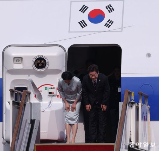 이재명 대통령과 부인 김혜경 여사가 캐나다 앨버타주 카나나스키스에서 열리는 주요 7개국(G7) 정상회의 참석을 위해 16일 경기 성남시 서울공항에서 공군 1호기에 탑승 전 인사하고 있다. 성남=송은석 기자 silverstone@donga.com