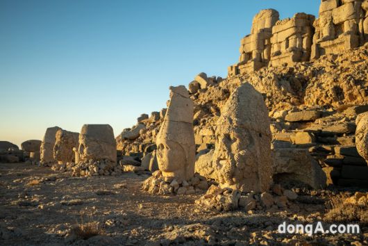 동틀 무렵의 넴루트 산.