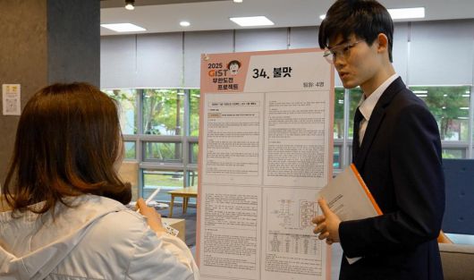 지난달 22일 광주과학기술원(GIST) 본원에서 GIST 기계로봇공학과에 재학 중인 이창현 씨(오른쪽)가 액체 로켓 엔진 테스트베드 개발 프로젝트에 대해 설명하고 있다.